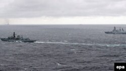 Британські фрегат «типу 23» і есмінець «типу 45» – саме такі, пише преса, мали б зайти в Чорне море. На цьому знімку 2016 року вони супроводжують у Північному морі російський авіаносний крейсер «Адмірал Кузнецов» – це стовп чорного диму вдалині ліворуч