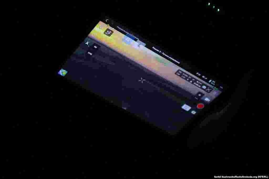 Сонце встає над териконами Донеччини. Дивимося на нього через екран пульта управління 