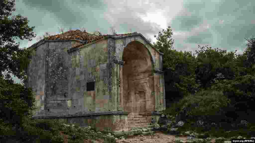 Дюрбе Джанике-Ханым. Это мавзолей, который построили в 1437 году для Джанике-Ханым, дочери Тохтамыш-хана, последнего великого золотоордынского правителя. Одна из легенд гласит, что Джанике-Ханым жила во дворце на Чуфут-Кале и командовала гарнизоном в тысячу воинов. Она погибла во время осады города, а ее отец – Тохтамыш-хан – приказал построить на месте ее гибели восьмигранный мавзолей, украшенный резными колоннами