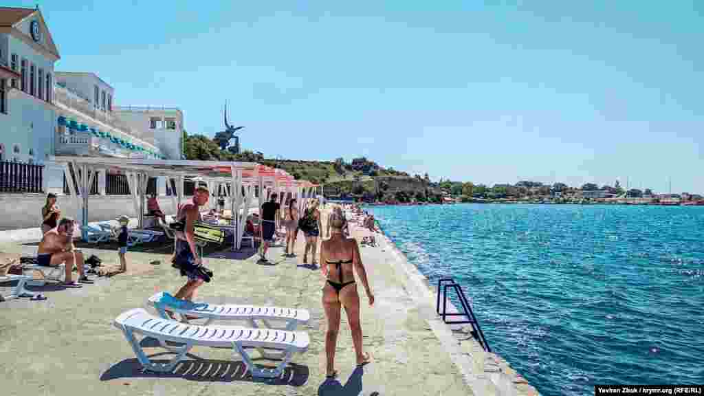 Пляж «Хрустальний» вистилає бетон. Інші матеріали нібито не витримують натиск весняних і зимових штормів