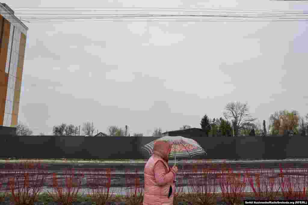 Чорні руїни будинку №359 по вулиці Центральній. Їх демонтували наприкінці 2022 року, зараз це місце порожнє