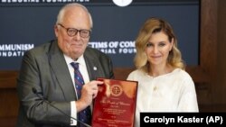 Фонд пам'яті жертв комунізму (VOC) нагородив український народ премією за «мужню боротьбу за свободу та проти агресивної війни Росії». Голова фонду Едвін Фельнер вручив її першій леді України Олені Зеленській. Вашингтон, 19 липня 2022 року