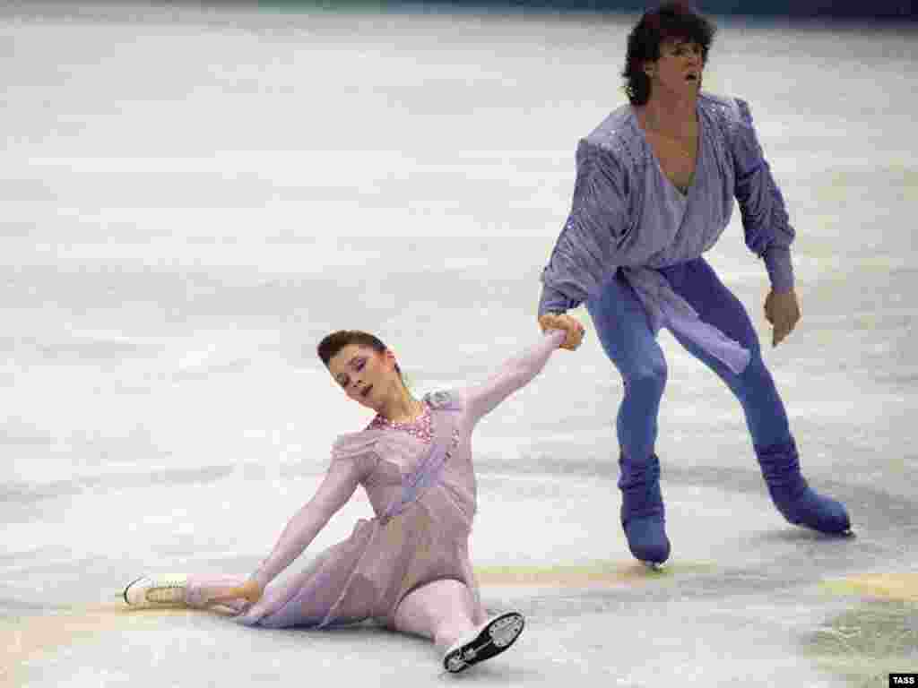 Франция, 1992 год. Альбервиль. XVI зимние Олимпийские игры. Выступают золотые призеры в парном катании Наталья Мишкутенок и Артур Дмитриев. Фото Игоря Уткина и Александра Яковлева /ИТАР-ТАСС/