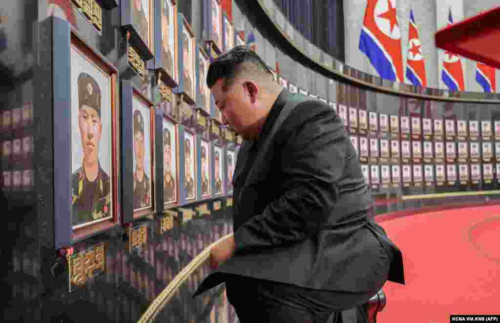 Севернокорейският лидер Ким Чен Ун пред мемориала в Пхенян в памет на 101 войници, загинали в руския район Курск. Снимката е публикувана през август.Южна Корея твърди, че около 2000 севернокорейски войници са загинали в битки в Курск, позовавайки се на разузнавателни доклади.
