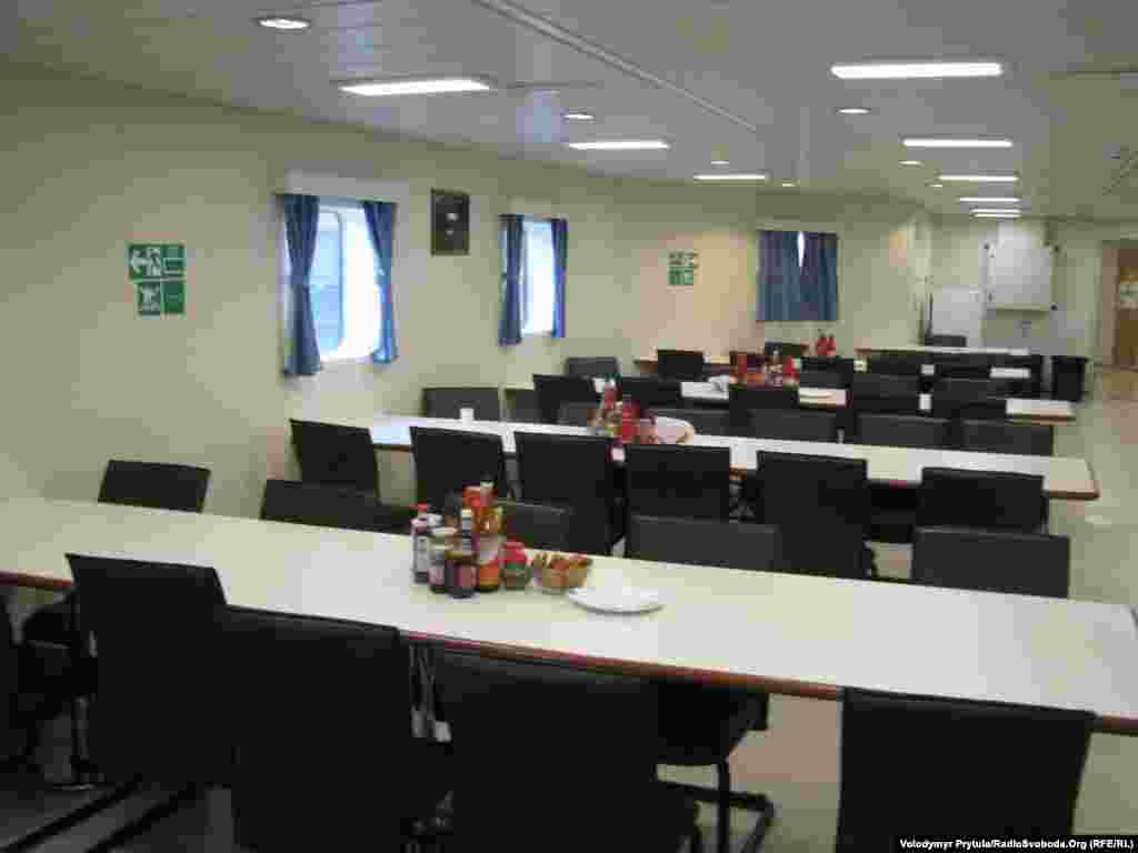 Здесь были хорошие бытовые условия – просторная столовая.