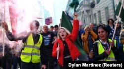 Тисячі противників «Брекзиту» вийшли 19 жовтня на вулиці Лондона, вимагаючи проведення ще одного референдуму щодо виходу країни з ЄС