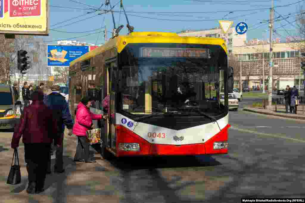 Деякі маршрутки порушують транспортні квоти та беруть більше ніж 10 людей. Якщо їх зупиняють поліцейські, то можуть виписати штраф – 17 тисяч гривень