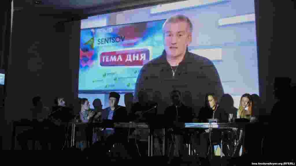 В ходе спектакля через видео-материалы представили и мнение нынешнего российского руководства Крыма   Среди зрителей – журналисты, политические деятели, гражданские активисты