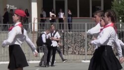 Школярі окупованого Криму відточують марширування (відео) Школярі окупованого Криму відточують марширування (відео)