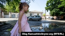 В Симферополе ливень размыл асфальт (фотогалерея)