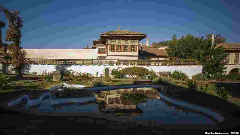 Вид на Золотой кабинет, расположенный в Летней беседке. Его оформил иранский зодчий Омера. Особенность в том, что в этом кабинете 24 окна