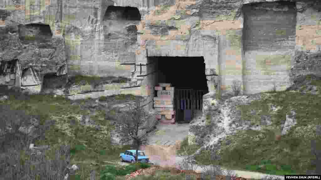 Вход в одну из штолен со стороны Гайтанской (Первомайской) балки – эта территория все еще охраняется