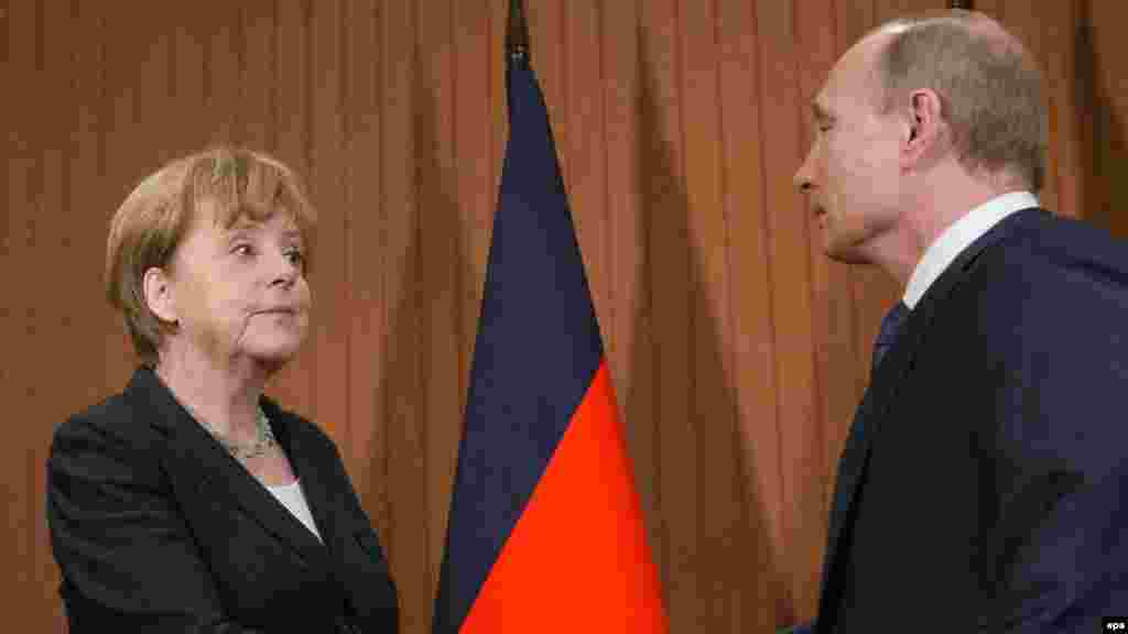 Зустріч президента Росії Володимира Путіна з канцлеркою Німеччини Анґелою Меркель у Нормандії під час заходів з нагоди 70-ї річниці Дня висадки союзників у Нормандії. 6 червня 2014 року Під час урочистостей лідери Росії, України, Німеччини та Франції провели неформальну зустріч з метою відновити мир на Донбасі. Сполучені Штати не брали у цьому участі. Переговори призвели до підписання Мінських угод, які Кремль пізніше використав як підставу для повномасштабного вторгнення в Україну 24 лютого 2022 року