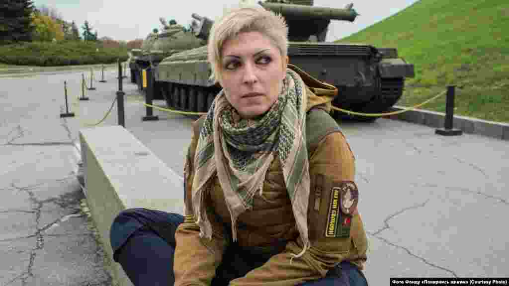 Валерія «Лєра» Бурлакова, окрема добровольча чота «Карпатська Січ» / 93-я і 54-а окремі механізовані бригади / 46-й штурмовий батальйон «Донбас-Україна»: «Я служила разом зі своїм нареченим, його позивний був «Морячок»... Вони з двома побратимами вийшли на завдання, і спрацювала, здається, міна МОН-50. Хлопці потім казали, що це була міна на дистанційному управлінні. А можливо, «сєпари» щось переставили просто… Один з хлопців тоді був тяжко поранений, а мій «Морячок» загинув... Після його смерті в мене просто… не стало якихось емоцій. Вже навіть загибель друзів не викликає сильних емоцій».  