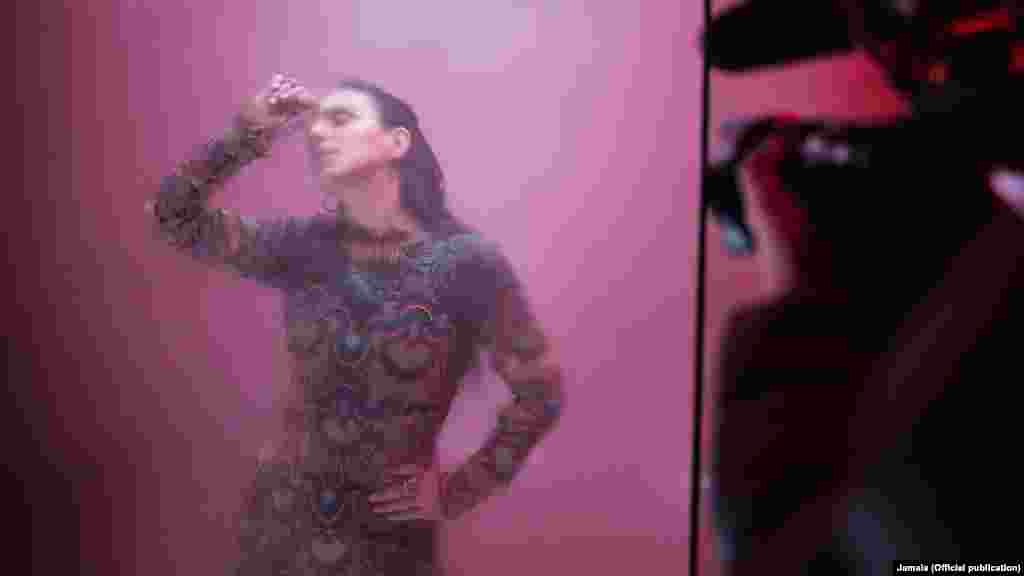 Дополнительные сложности заключались в том, что певице приходилось петь и танцевать в костюмах непростого кроя с тяжелыми украшениями 