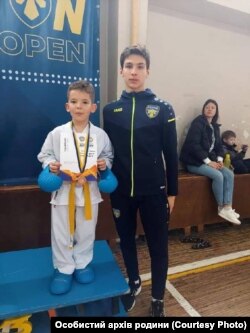 Максим Симанюк зі своїм тренером Володимиром Боєвим