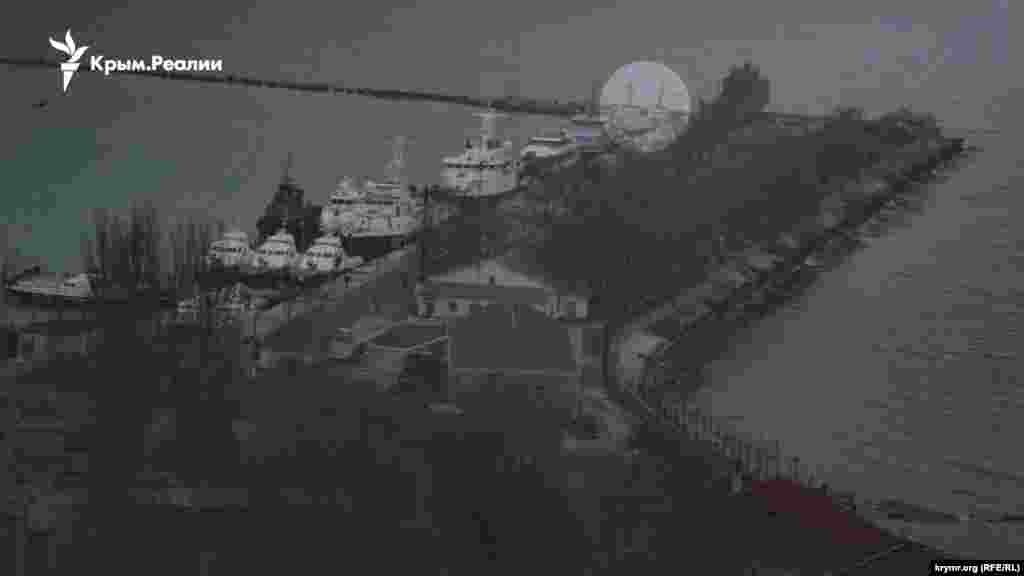 Военные катера «Никополь» и «Бердянск» находятся на территории, которая до 2014 года принадлежала керченскому отряду украинской морской охраны (в/ч 1472), а после российской аннексии Крыма на территории части разместились пограничники ФСБ России