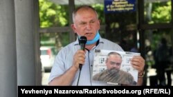 Аналогічні акції проти зміни запобіжного заходу обвинуваченим у вбивстві «Сармата» сьогодні відбуваються у Бердянську і в Києві під стінами Офісу генпрокурора