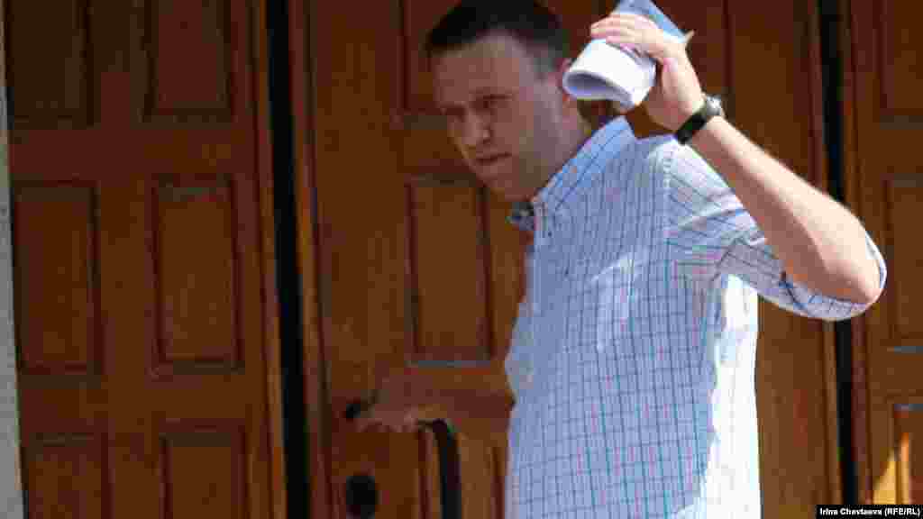 Алексей Навальный взял с собой листовки "Доброй машины правды" для сотрудников Следственного комитета. 