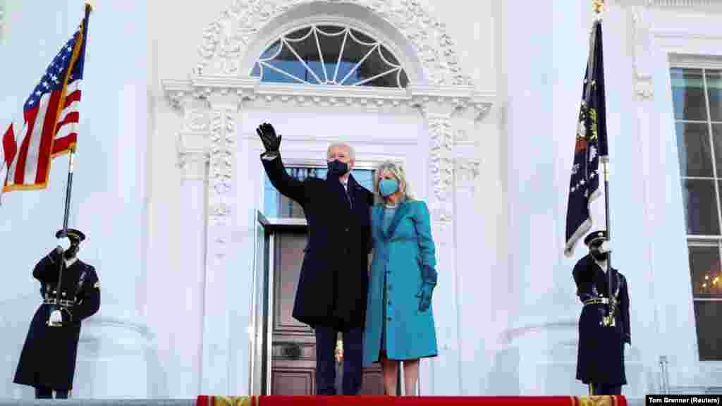 Predsjednik SAD-a Joe Biden maše pored prve dame Jill Biden dok stoje na sjevernom trijemu Bijele kuće nakon njegove inauguracije 20. januara 2021. godine.  