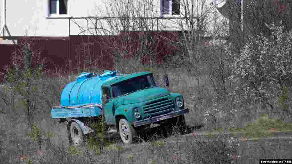 В селе отсутствует централизованное водоснабжение. В похожие населенные пункты Крыма предприятие «Вода Крыма» бесплатно возит воду из расчета 50 литров на человека в сутки