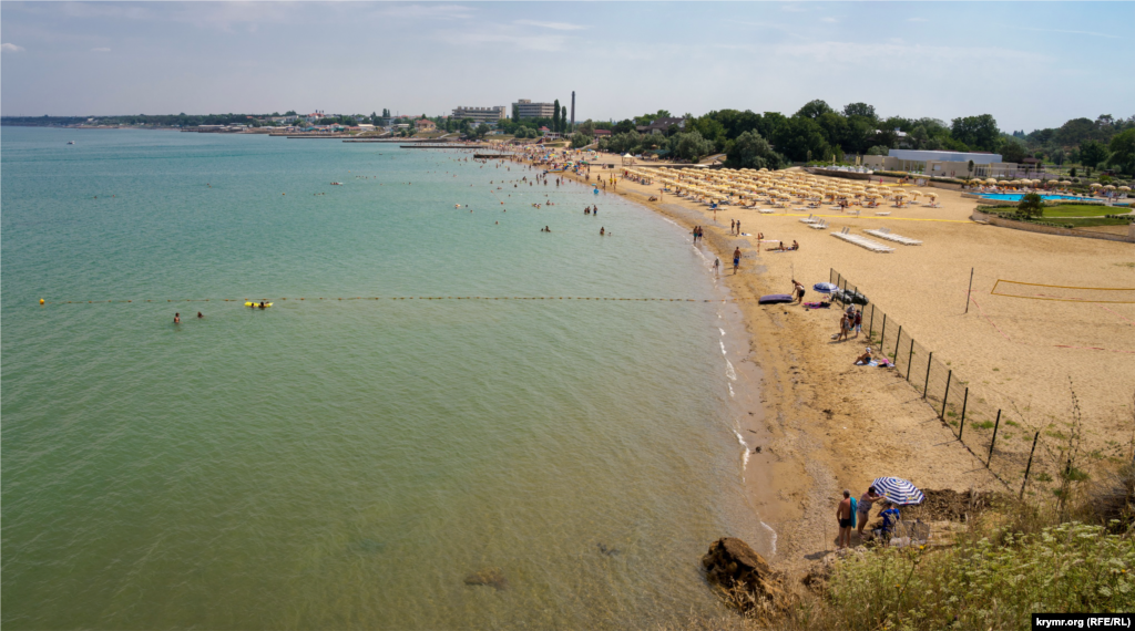 С северных склонов мыса Керменчик береговая линия курортного села Песчаное просматривается хорошо  