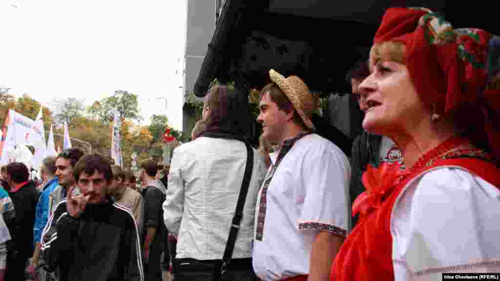 Работница ресторана приглашает активистов после "Марша миллинов" зайти к ним