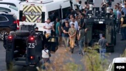 Турецька поліція заарештовує солдатів на площі Таксім в Стамбулі, 16 липня 2016 року.