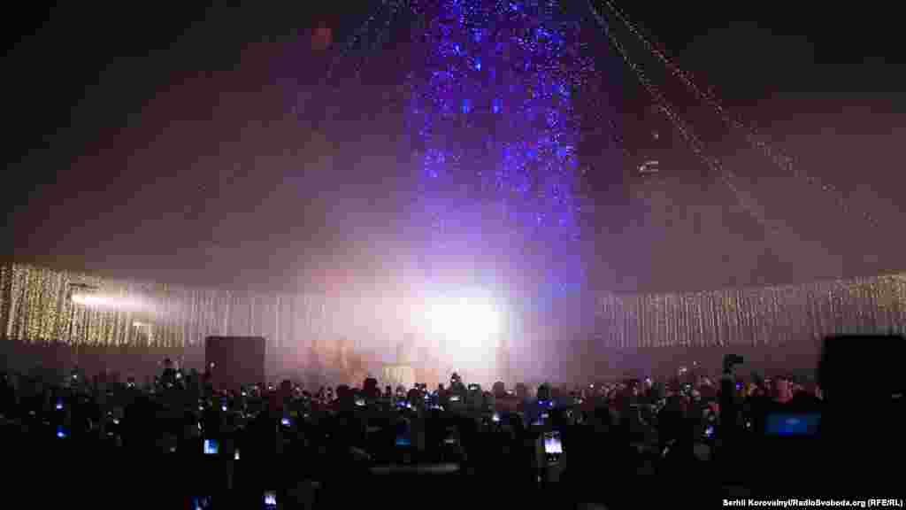 Головна ялинка країни засяяла тисячами вогників о 19:00 19 грудня, на день Святого Миколая 