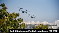Вздовж Дніпра у Києві пролітають американські конвертоплани CV22B, 23 вересня 2020 року