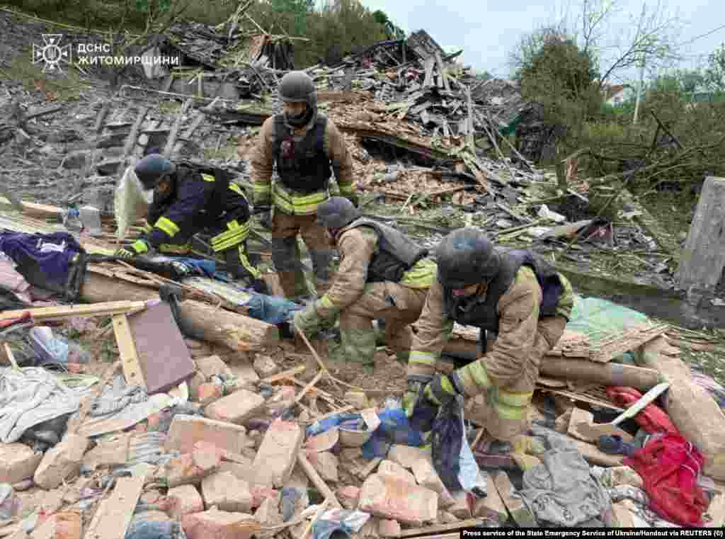 Рятувальники в Житомирській області розбирають завали після масованого російського обстрілу України 25 травня, внаслідок якого загинуло щонайменше 12 людей, серед них троє дітей з однієї родини на Житомирщині