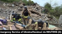 Рятувальники в Житомирській області розбирають завали після масованого російського обстрілу України 25 травня 2025 року