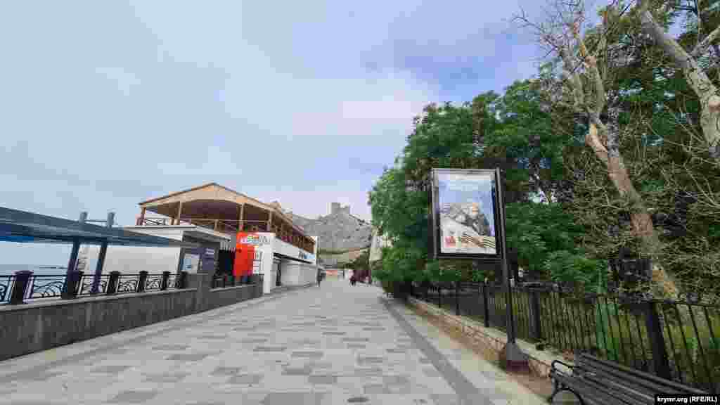 На набережной и в целом по городу множество рекламных плоскостей заполнили «социальной рекламой», Судак, Крым, начало июня 2025 г.