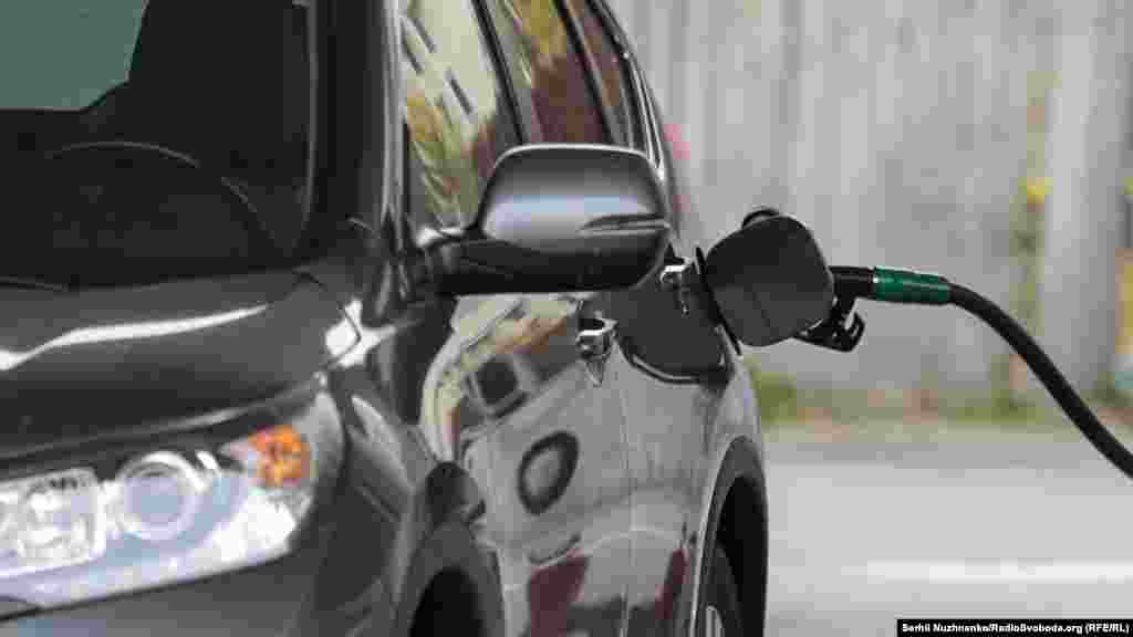 К началу весны в Симферополе зафиксировали рост цен на бензин. Согласно данным управления статистики (Крымстат), литр АИ-98 стоил 57,99 руб (21,68 грн), АИ-95, АИ-95 премиум – 52,05 руб (19,46 грн), АИ-92– 47,19 (17,64 грн), дизельное топливо – 50,06 (18,71 грн)