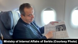 Ministar unutrašnjih poslova Srbije Ivica Dačić pokazuje članak o zajedničkim policijskim patrolama, objavljen u listu China Daily, 10. septembar 2024.