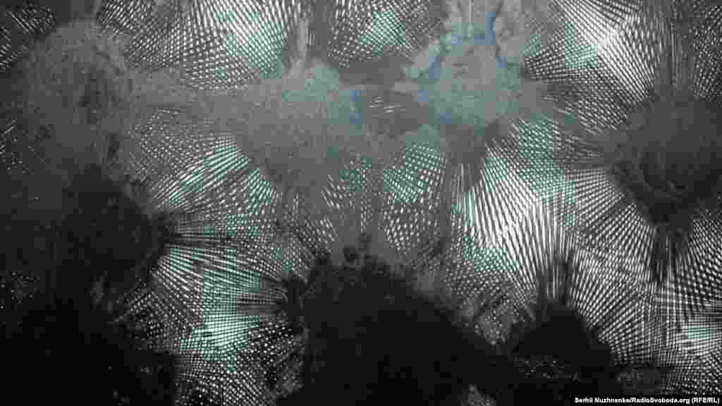 Артем Волокітін, «Пам'ятка» 2013-2014 років. «У XIX сторіччі було виявлено, що світло може поширюватися у безповітряному просторі, де звук вже не поширюється. Реальність, в якій метушня являє видимість. Світло пробивається з тіні. Дисперсія», – говорить автор