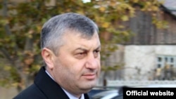 Из публичных выступлений Эдуарда Кокойты явствует, что он настроен против попыток выдвижения на третий срок. Однако искренность данного рода заявлений вызывает сомнения у экспертов