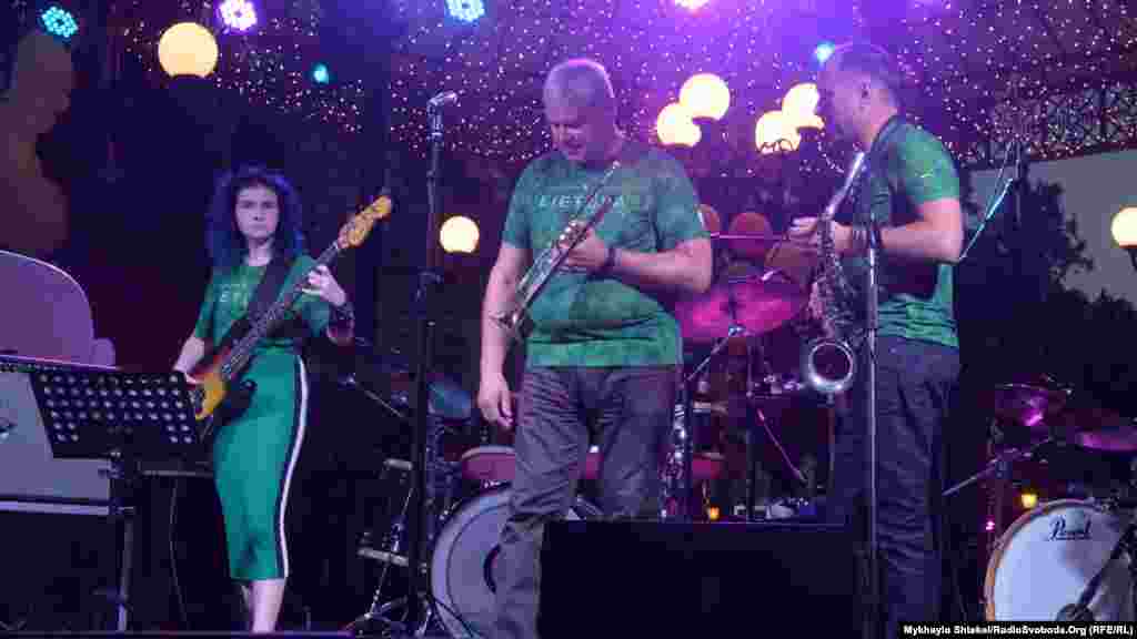 В Одесу Грубляускас приїхав разом із донькою – Ельзе Грубляускайте. Вона грає на бас-гітарі і також співає. Справа на фотографії – саксофоніст Лаймонас Урбікас