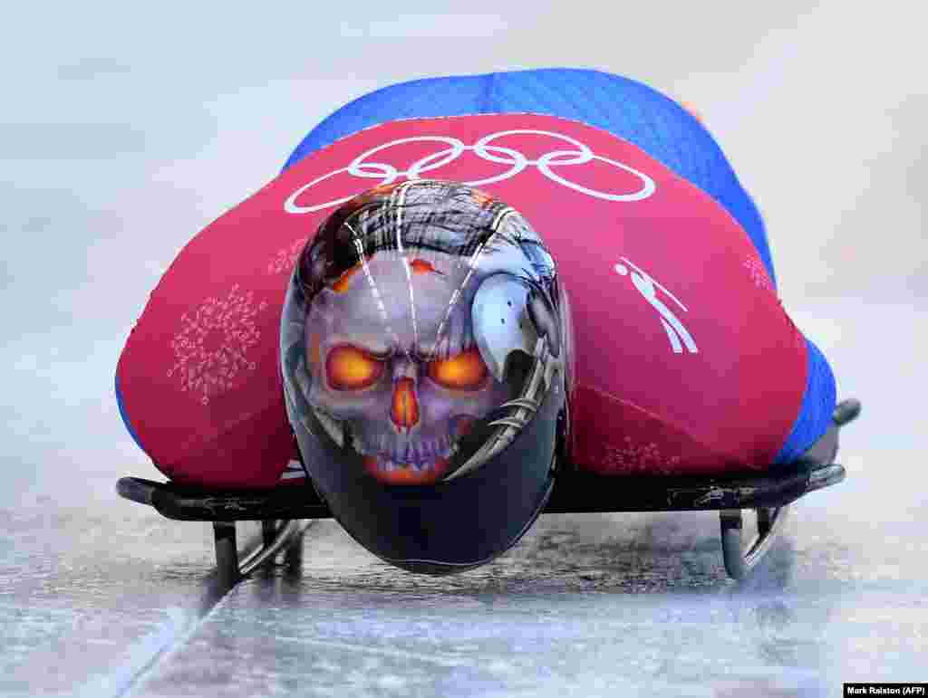 Скелетон: Йозеф Лук Кечини из Италии на старте тренировочного съезда по скелетону – виду санного спорта, где съезжают вниз головой