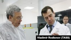 Валентин Гапонцев (слева) и президент России Дмитрий Медведев в 2009 году