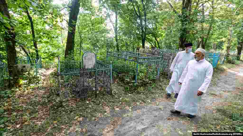 Шейхи Валид и Хасан на мусульманском кладбище читают дуа (молитву) в память об умерших 