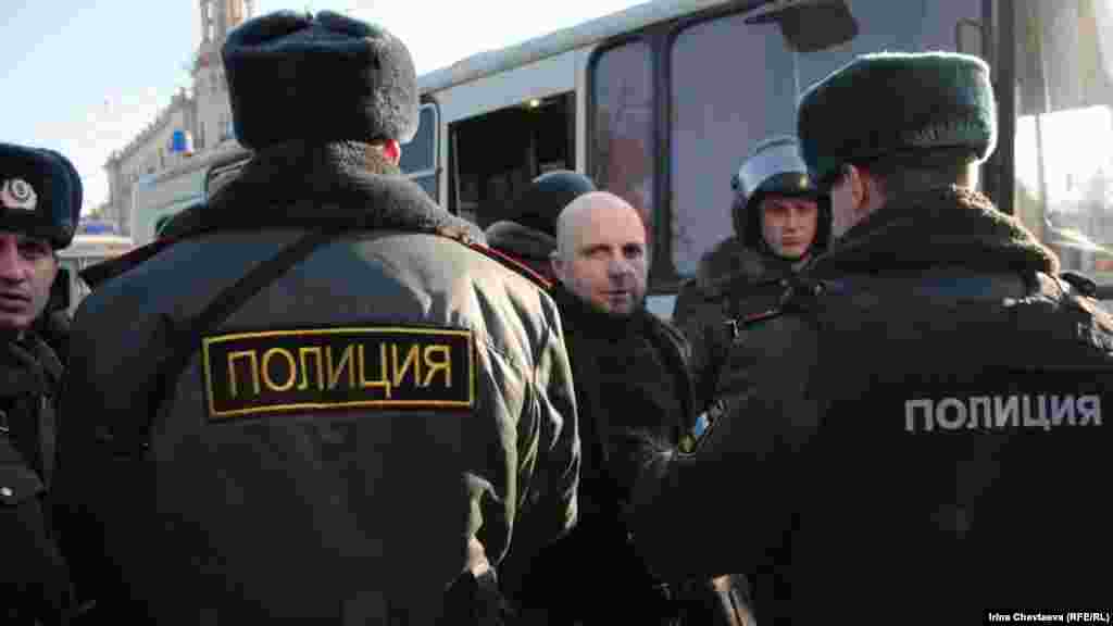 На Пушкинской площади был задержан один активист, который призвал всех идти к отделению полиции, где находился Сергей Удальцов