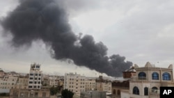 Дим над Саною після ізраїльських ударів, 6 травня 2025 року