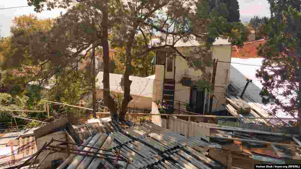 Типовий кореїзький «шанхай»: прибудови, надбудови, сарайчики – місцеві в гонитві за койко-місцями для здачі відпочиваючим. Ціни стартують від 500 рублів (приблизно 190 гривень)