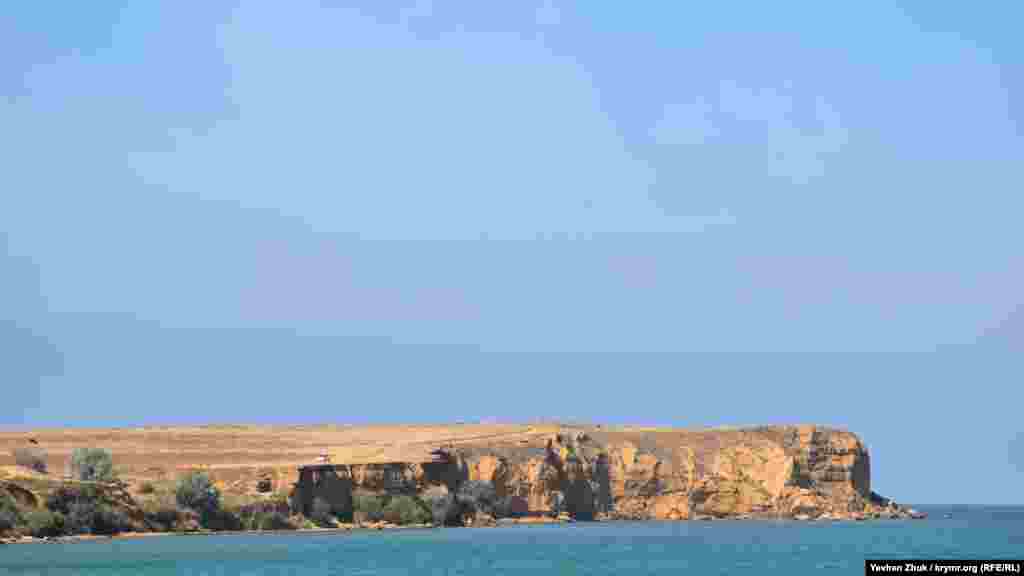 Вдали виден Тюбек – самый северный мыс административной территории Севастополя. Высота мыса – 25,5 метров