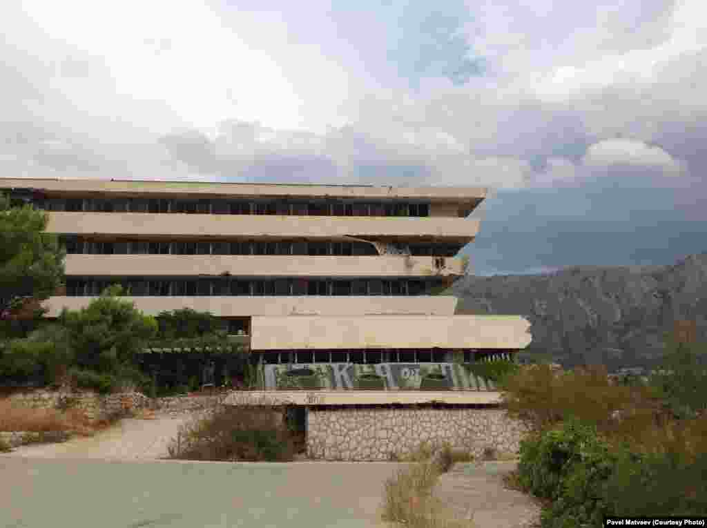 Отель "Пелегрин", вид с моря. 300 метров от этой точки - шлагбаум, военная база