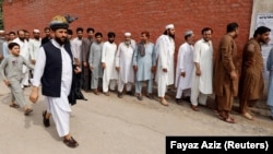 ارشیف: پېښور کې خلک د رايې اچولو لپاره په کتار کې ولاړ دي، د ۲۰۱۸ز د جولای ۲۵مه.