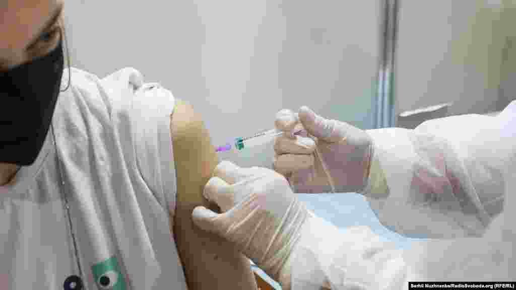 29 травня Центр вакцинації також має запрацювати у Львові на базі стадіону «Арена Львів». Як повідомили у Львівській ОДА, на вході у Центр відвідувачів зустрічатиме адміністратор, який мірятиме температуру та перевірятиме за списком осіб, що прийшли на вакцинацію