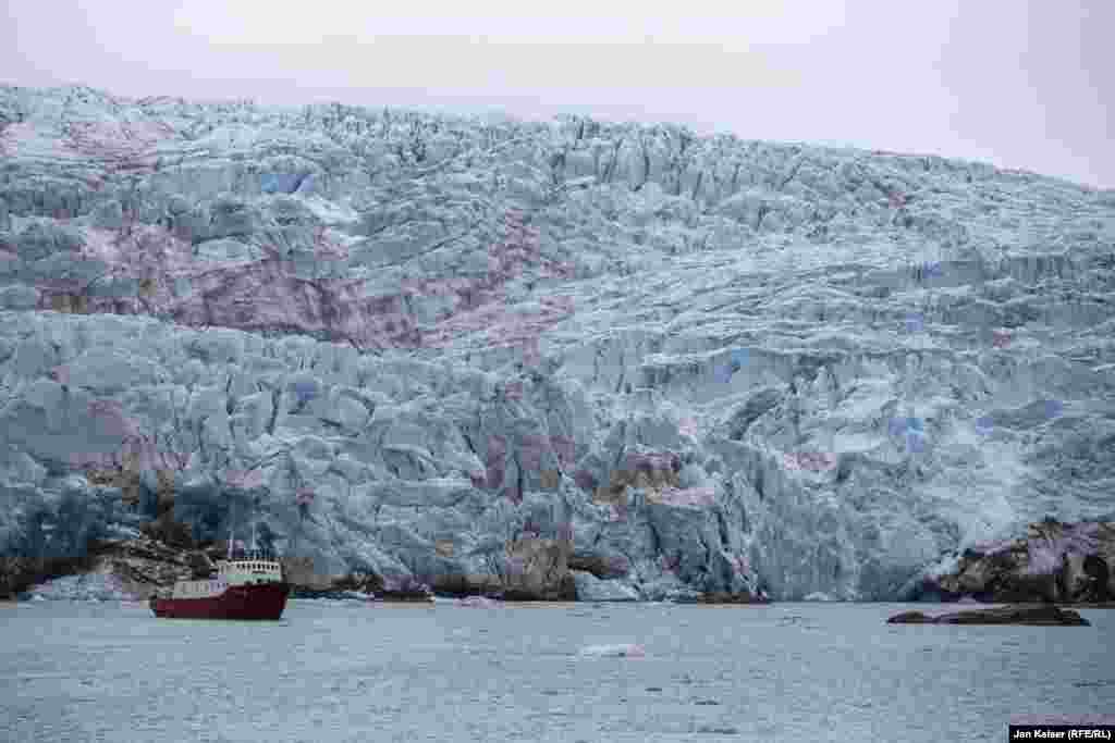 В последние годы на Шпицбергене развивают арктический туризм. Ледник Йолдабукта – одна из главных достопримечательностей архипелага.