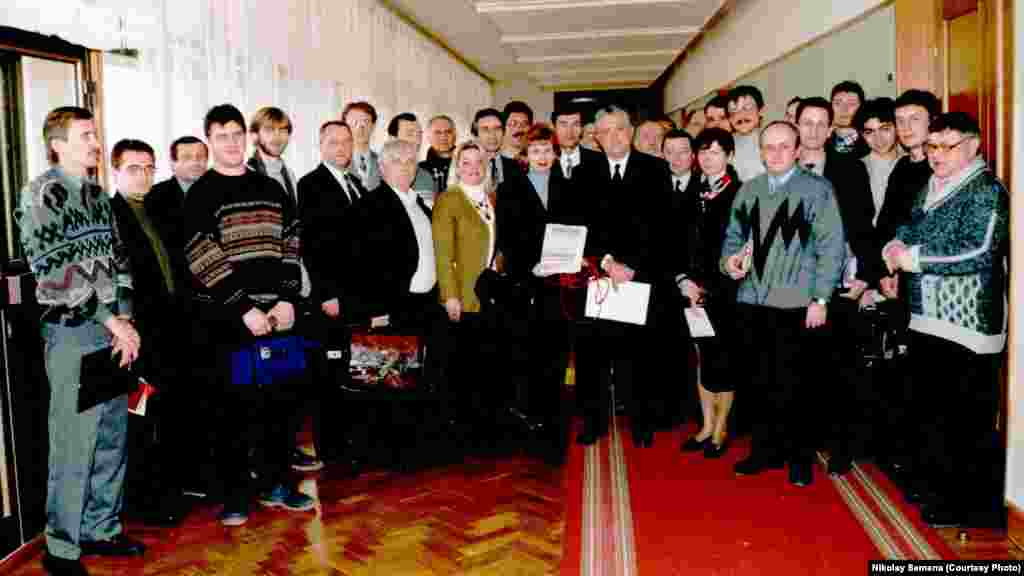 В начале 90-х Семена стал собственным корреспондентом российской газеты «Известия». Это произошло после того, как журналистский коллектив издания переизбрал руководство и заявил о своей независимости от партийных инстанций и власти. На фото – крымские журналисты (Николай Семена – третий слева) вместе с тогдашним спикером Верховной Рады АРК Леонидом Грачем в день принятия Конституции Автономной Республики Крым, 21 октября 1998 года